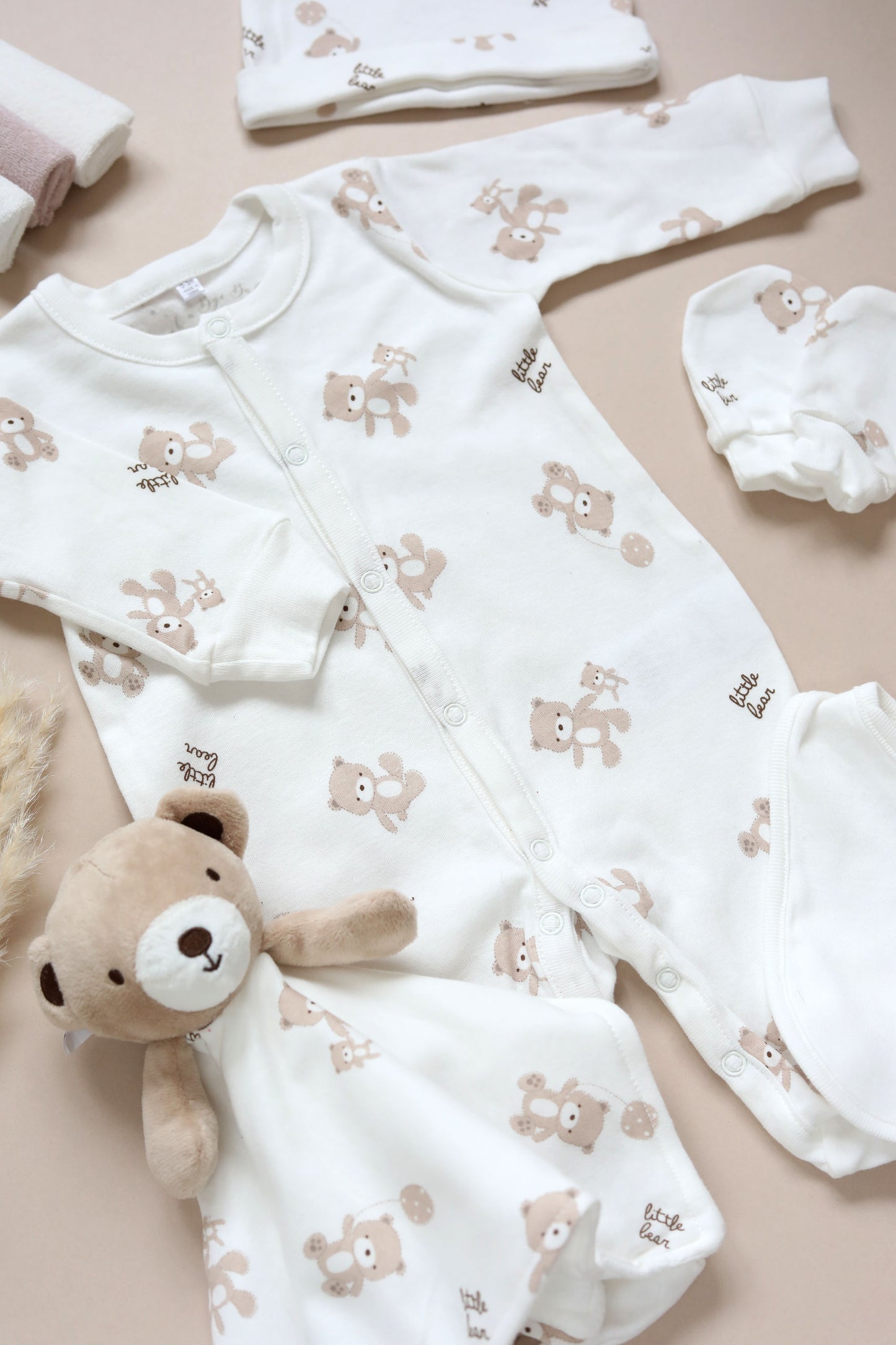 Bear Unisex 8pc Baby Outfit Gift Set W/ Comforter