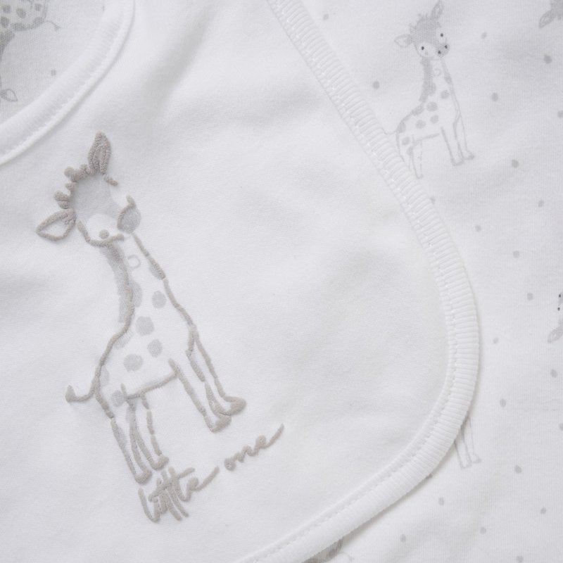 zoom on giraffe print bib and bodysuit in white and grey